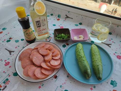 吃香肠吃瓜,美味共享时光