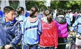 吃瓜红校服,吃瓜红校服的潮流魅力