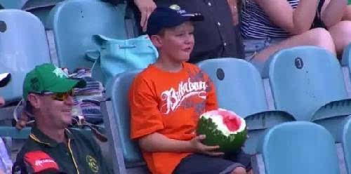 外国男孩吃瓜走红,一瓜成名全球瞩目