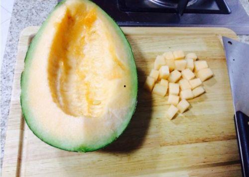 烤鸭中的哈密瓜条怎么吃,独特搭配，美味升级