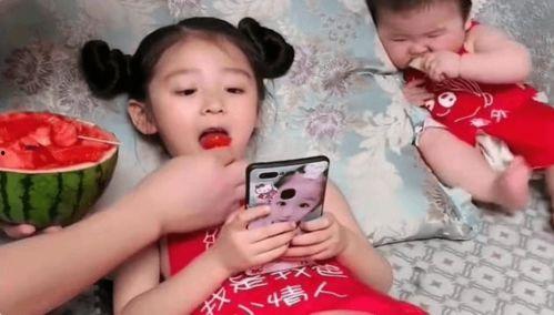 女孩说唱爸爸吃瓜,家庭欢乐无限